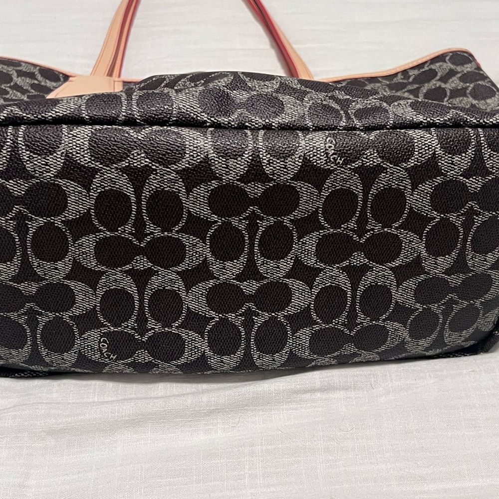Coach Signature Tote 👜 - Picture 3 of 6